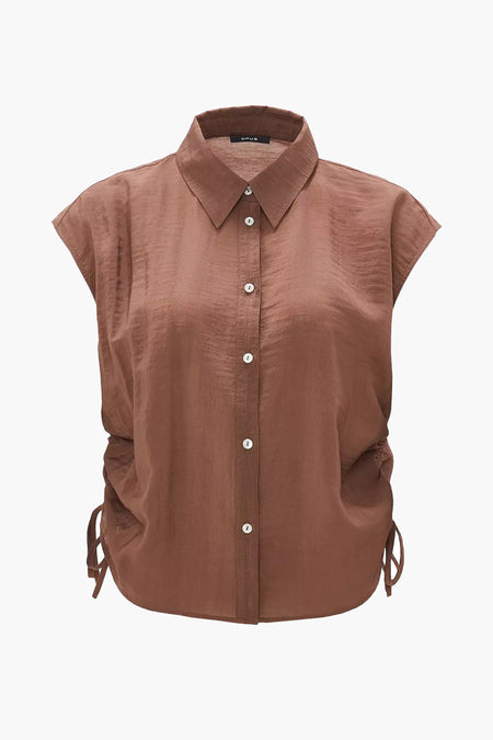 Chemise sans manches marron de OPUS avec fermeture à boutons et liens noués sur les côtés, vue de face