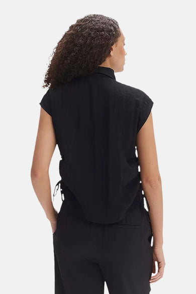 Chemise noire à manches courtes d'OPUS, avec des détails de rayures sur les côtés et un col relevé.