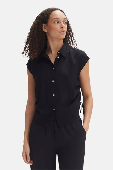 Chemise noire à manches courtes d'OPUS, avec col boutonné et cordons sur les côtés.