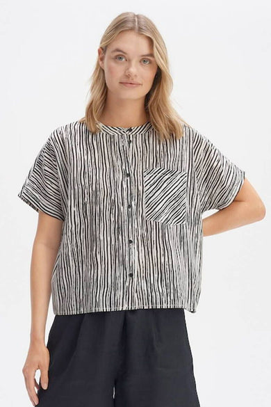 Chemise rayée noir et blanc à manches courtes d'OPUS, avec des rayures horizontales sur l'empiècement et des rayures verticales sur le corps, vue arrière.