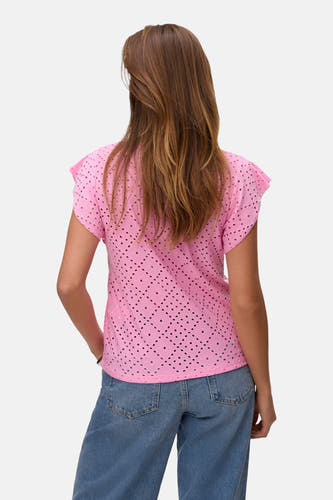 T-shirt rose à manches courtes de VERO MODA®, avec un motif ajouré, porté avec un jean bleu, vue arrière.
