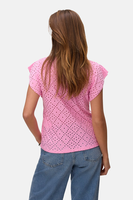 Roze T-shirt met korte mouwen van VERO MODA®, met een openwork patroon, gedragen met blauwe jeans, achteraanzicht.
