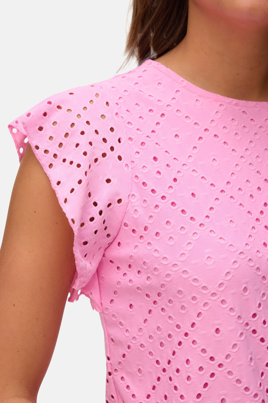 T-shirt rose de VERO MODA, à manches courtes et avec un motif ajouré.