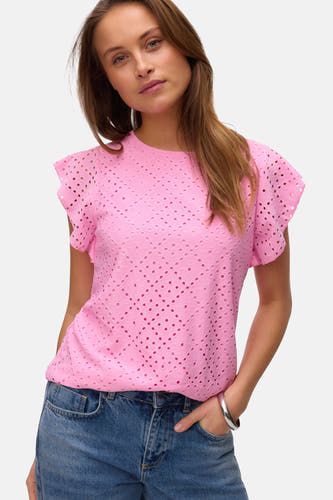 T-shirt rose de VERO MODA avec manches courtes plissées et motif ajour, porté avec un jean et un bracelet argenté.