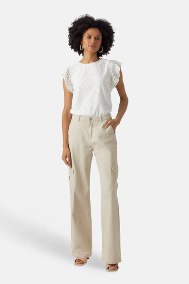 Wit T-shirt met korte mouwen van VERO MODA®, afgewerkt met ajour details.