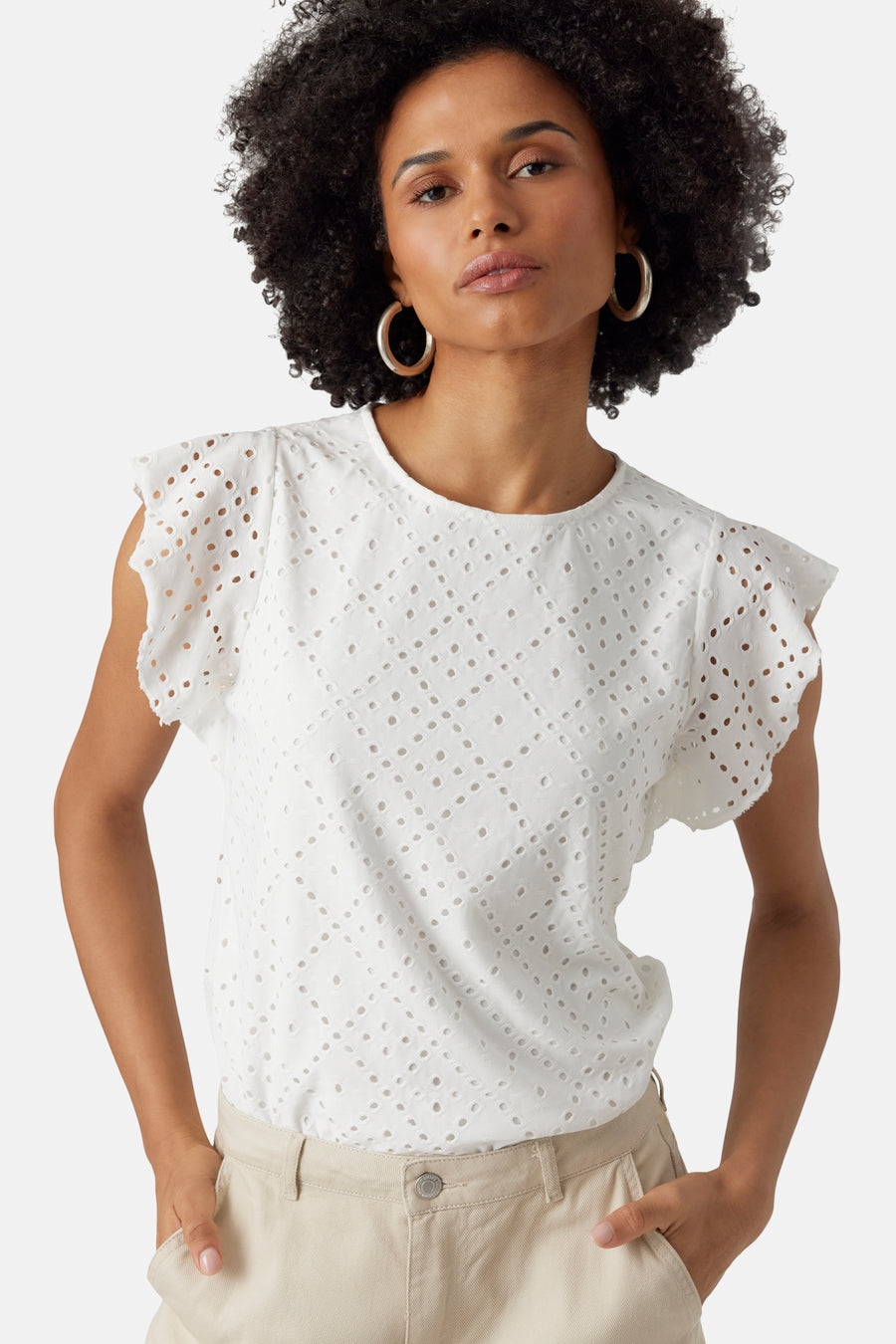 T-shirt blanc à manches courtes de VERO MODA, avec détails brodés et col rond.