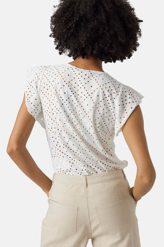 T-shirt blanc VERO MODA®, avec détails en dentelle, manches courtes et un pantalon léger.