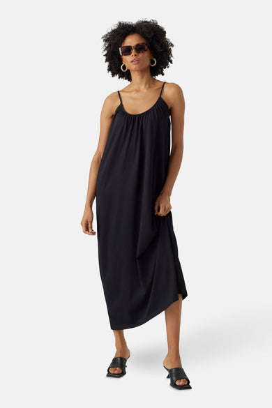 Jupe sans manches noire de VERO MODA, avec de fines bretelles et une coupe décontractée.