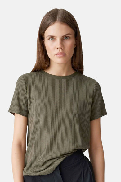 Kaki T-shirt met korte mouwen van OPUS, met ribstructuur en gedragen met een zwarte broek.