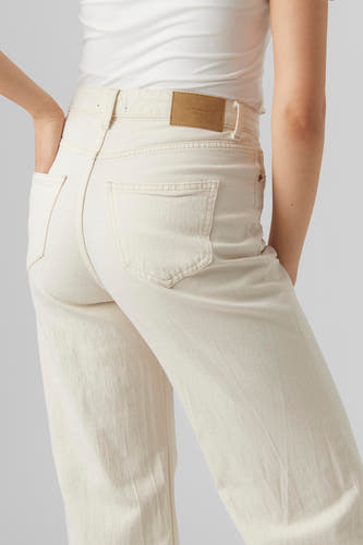 Jean large blanc cassé de VERO MODA, avec des poches arrière et un étiquette sur la ceinture.