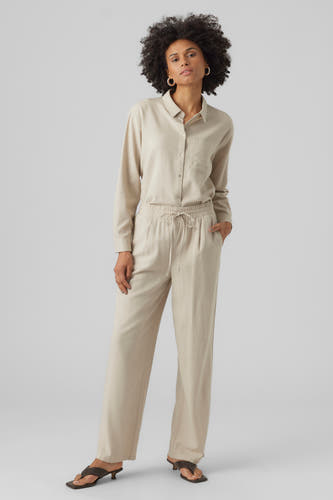 Beige broek van VERO MODA, met trekkoord, losse pijpen en gedragen met een bijpassende blouse en open schoenen.
