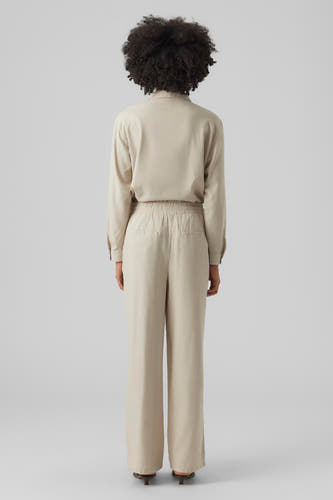 Pantalon beige de VERO MODA, avec des jambes larges et une ceinture élastique, vu de l'arrière.