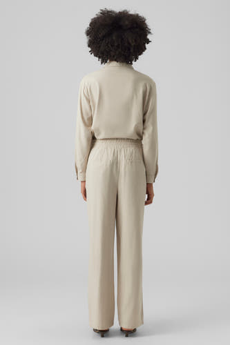 Pantalon beige de VERO MODA, vu de de l'arrière, avec des jambes larges et une ceinture élastique.