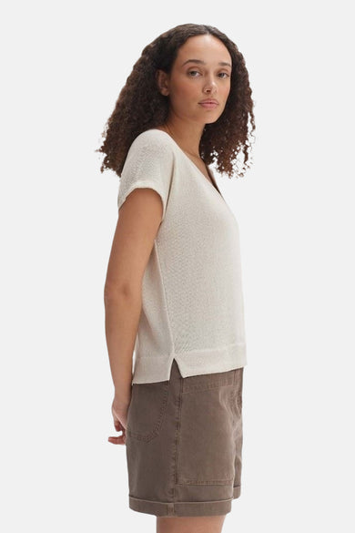 Ecru blouse met korte mouwen van OPUS, met een lichte textuur en gedragen met bruine shorts.
