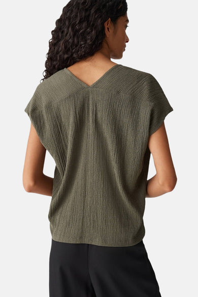 Blouse kaki à manches courtes d'OPUS, avec un col V et une matière structurée.