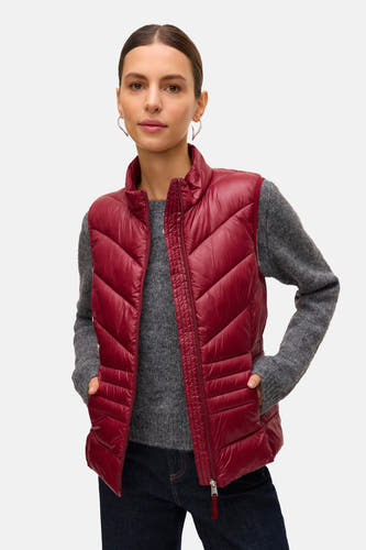 Gilet rouge VERO MODA avec un design tricoté, porté sur une chemise grise.