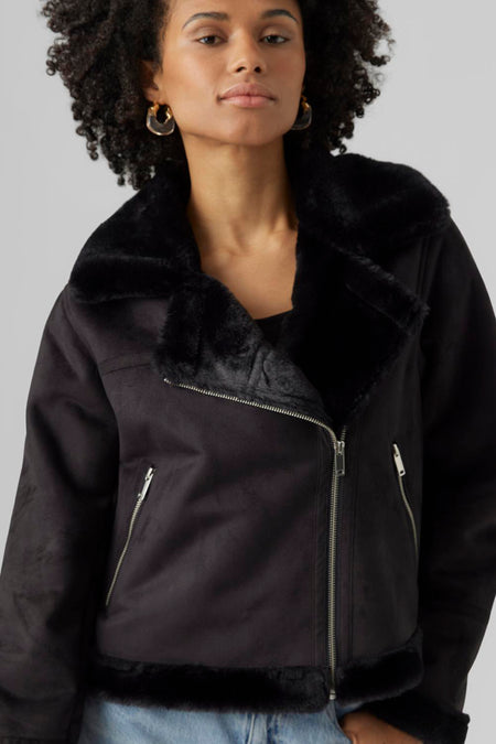Manteau noir de VERO MODA, avec col en fausse fourrure et fermeture éclair argentée.