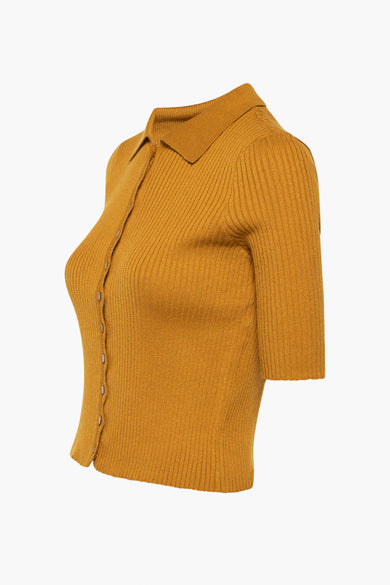 Oranje gilet van VERO MODA® met korte mouwen, knoopsluiting en ribgebreide textuur.