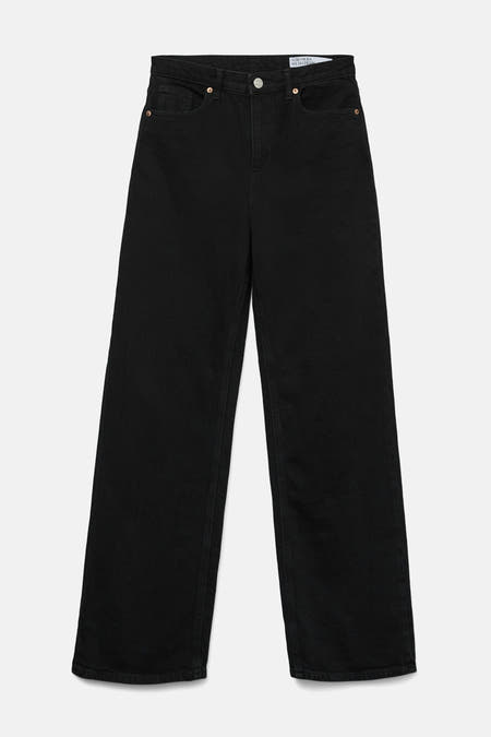 Jean droit noir de VERO MODA, associé à une chemise blanche et des baskets.