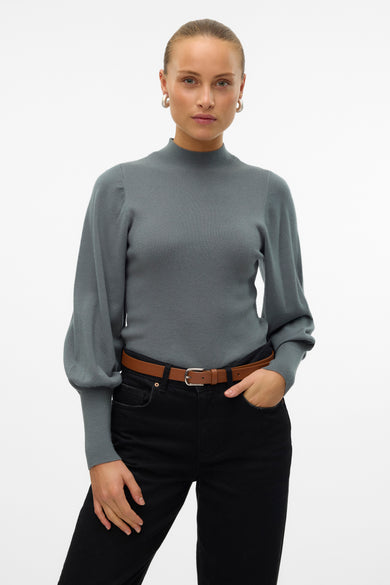 Veste verte VERO MODA, des manches ballon, associée à des jeans noirs et une ceinture marron.