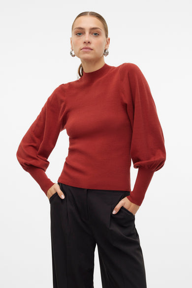 Bruine rolkraagtrui van VERO MODA, met pofmouwen en gedragen met een zwarte pantalon.
