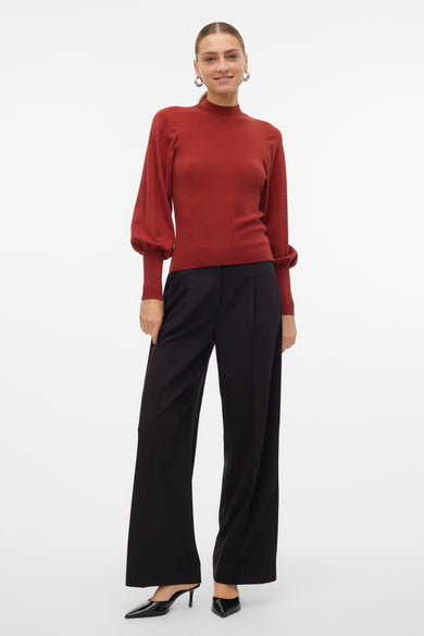 Pull marron avec col montant de VERO MODA, manches longues, associé à un pantalon noir et des escarpins noirs.