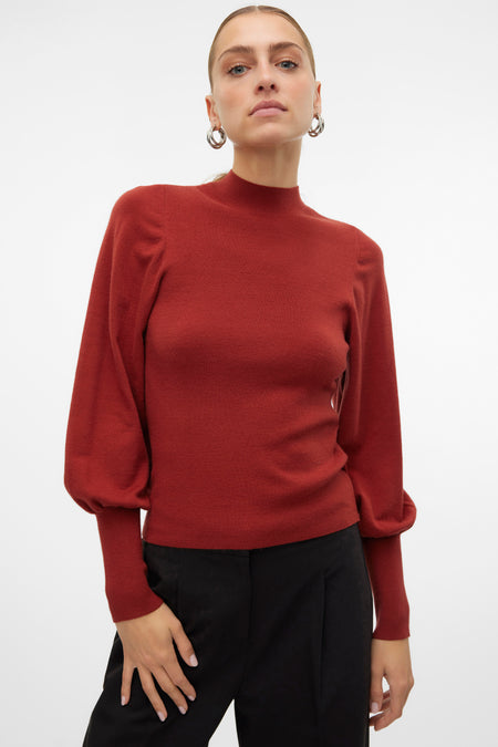 Col ruiineine VERO MODA, avec des manches longues et associé à un pantalon noir et des boucles d'oreilles argentées.