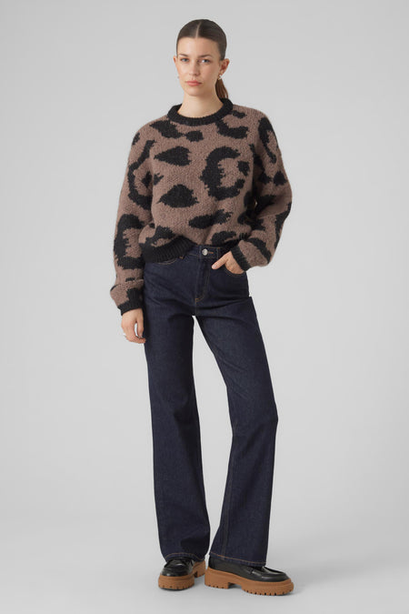 Bruine trui met ronde hals van VERO MODA, met zwarte luipaardprint, gecombineerd met donkere jeans en chunky loafers.