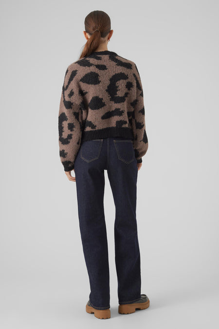Bruine trui van VERO MODA met zwarte luipaardprint, gecombineerd met donkerblauwe jeans en grove schoenen.