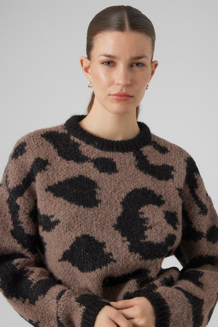 Bruine trui met ronde hals van Vero Moda, met zwart luipaardpatroon.
