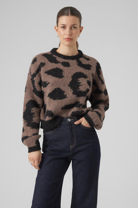 Bruine trui met ronde hals van VERO MODA®, voorzien van een zwart panterprint, gedragen met een donkere jeans.
