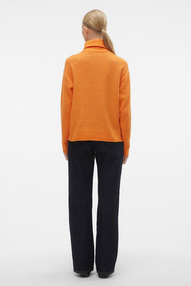 Pull marron avec col montant de VERO MODA, à longues manches et associé à un jeans foncé et des chaussures noires.