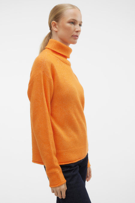 Manteau VERO MODA, en vue de face, porté avec un pantalon foncé.