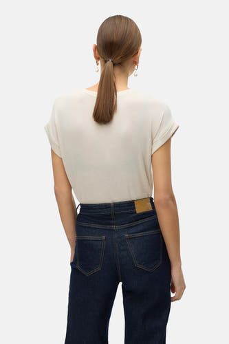 Beige T-shirt met korte mouwen van VERO MODA, gezien van achteren, gecombineerd met donkerblauwe jeans.