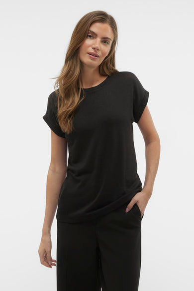 Zwart T-shirt van VERO MODA, met korte omgeslagen mouwen, gecombineerd met een zwarte pantalon.

