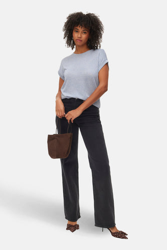 Blauw T-shirt met korte mouwen van VERO MODA®, gedragen met zwarte jeans en bruine hakken met stippen.
