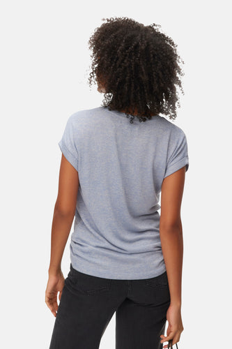 Blauw T-shirt met korte mouwen van VERO MODA®, gezien van achteren met zwarte jeans.
