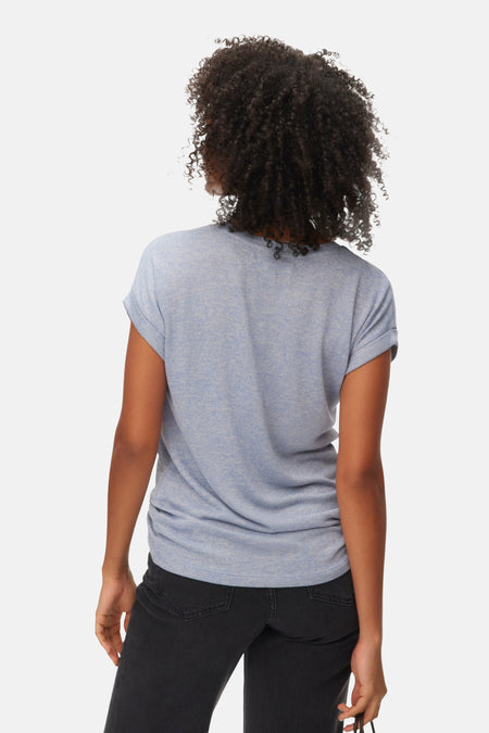 Blauw T-shirt met korte mouwen van VERO MODA®, gezien van achteren met zwarte jeans.
