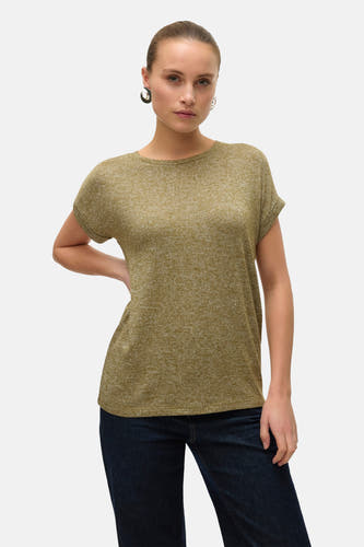 Kaki T-shirt met korte mouwen van VERO MODA, met omslag bij de mouwen en gedragen met een donkere jeans.