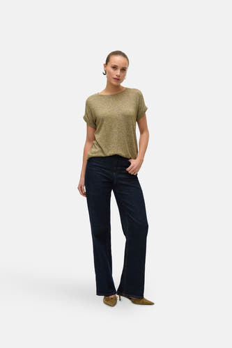 Kaki t-shirt met korte mouwen van VERO MODA®, gecombineerd met donkerblauwe jeans en olijfgroene pumps.