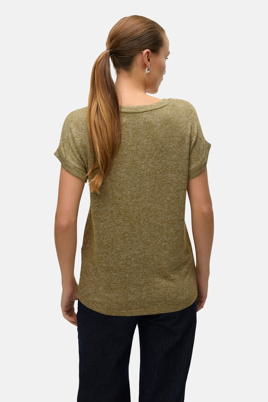 Kaki T-shirt met korte mouwen van Vero Moda, achterkant gezien, met jeans en zilveren oorbellen.
