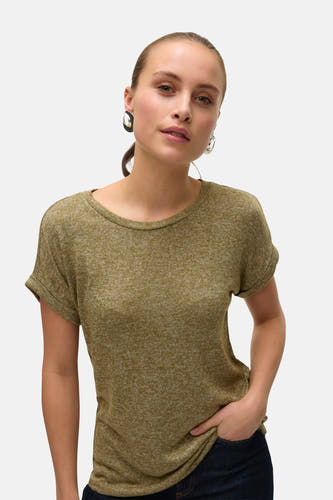 Kaki T-shirt met korte mouwen van Vero Moda, met een lichte textuur en gedragen met opvallende oorbellen.
