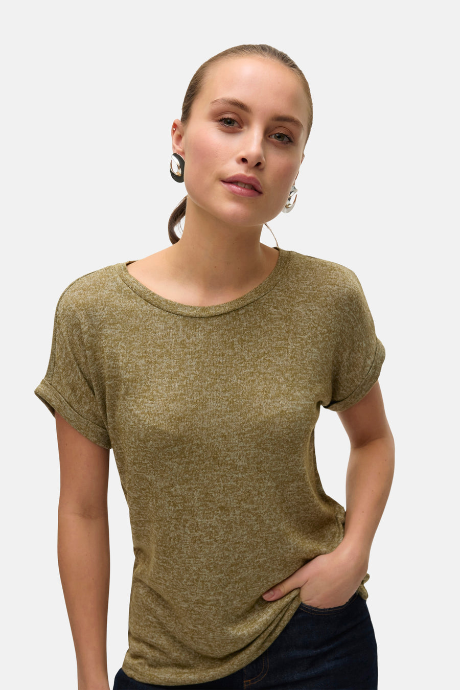 Kaki T-shirt met korte mouwen van Vero Moda, met een lichte textuur en gedragen met opvallende oorbellen.
