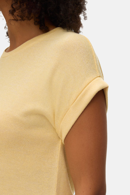 Geel T-shirt met korte mouwen van Vero Moda, met omgeslagen mouwen en een fijne ribstructuur.