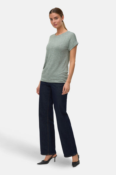T-shirt vert avec manches courtes de VERO MODA, porté avec des jeans foncés et des escarpins à talon aiguille noirs.