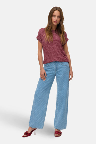T-shirt rouge à manches courtes de VERO MODA®, porté avec des jeans larges et des sandales rouges.