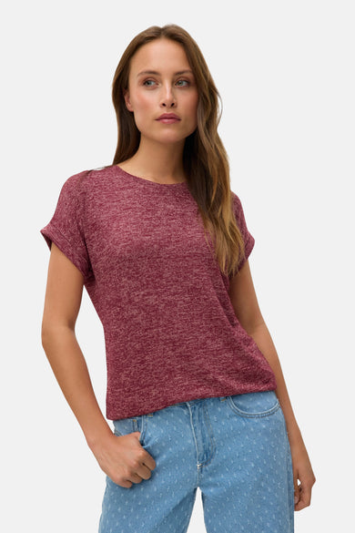 T-shirt rouge à manches courtes de VERO MODA®, avec une texture mélangée, associé à un jean bleu.