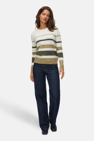 Pull multicolore à col rond de VERO MODA, avec des rayures horizontales et associé à des jeans foncés.