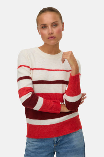 Sweat-shirt multicolore à col rond de VERO MODA, avec un motif rayé en rouge et marron, porté avec des jeans.