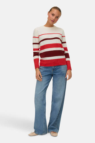Sweat-shirt multicolore à col rond de VERO MODA, avec des rayures horizontales rouges et bordeaux, associé à un jean et des ballerines.